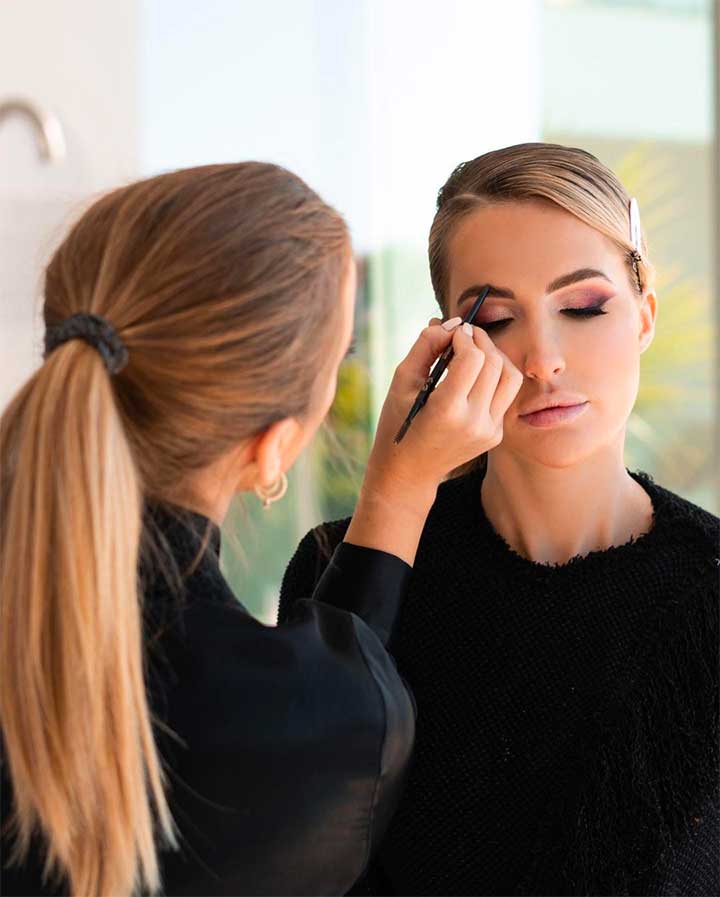 What Qualifications Do You Need to Be a Professional Makeup Artist?